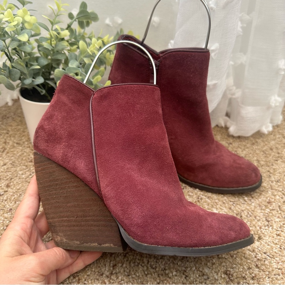 Anthropologie Very Volatile Women’s Whitby Suede Booties Burgundy